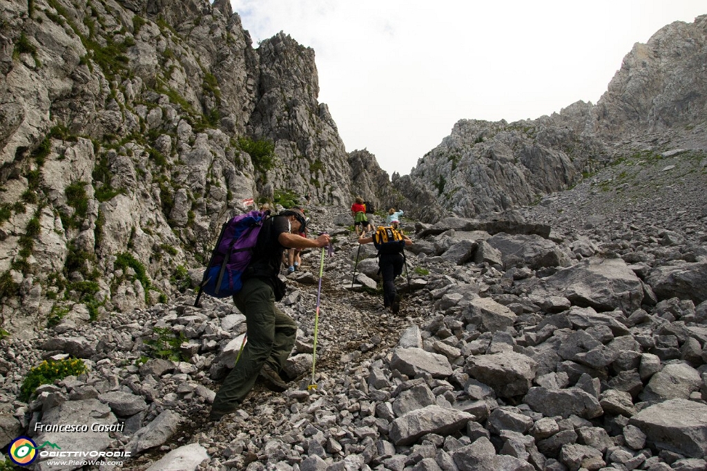 007 - La faticosa salita nel ghiaione.jpg